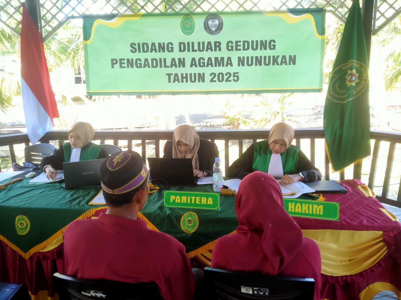 di luar gedung 1